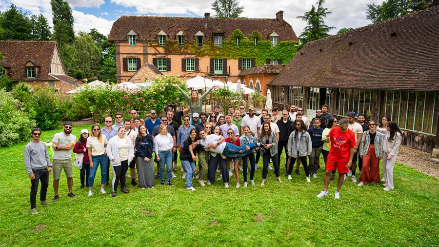 Photo de groupe des équipes Liberkeys dans le jardin du Domaine de Villeray lors d’un séminaire.