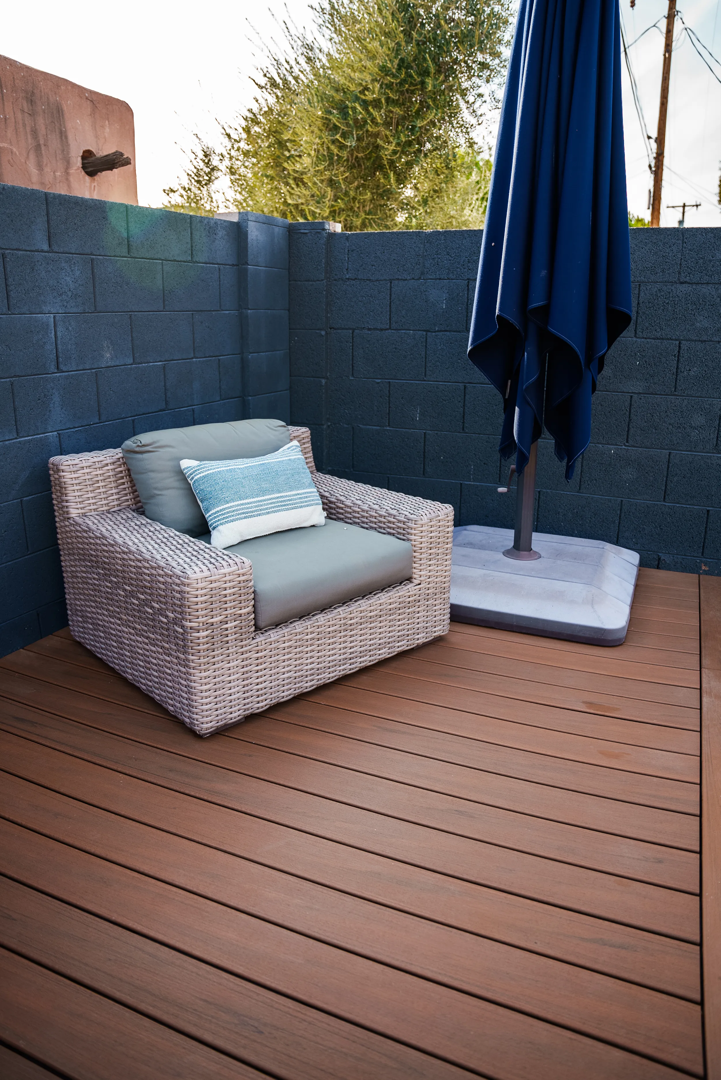 HBC Desks – A Contemporary Poolside Sanctuary with Trex Transcend Lineage decking