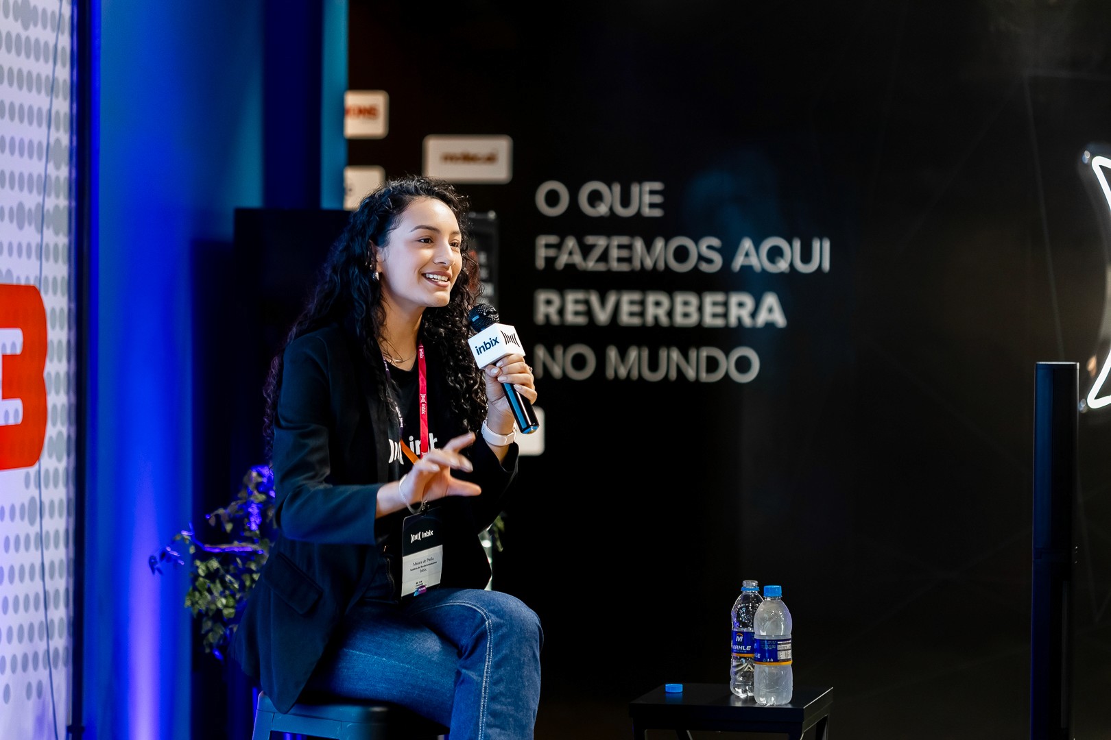 foto de pessoa com microfone