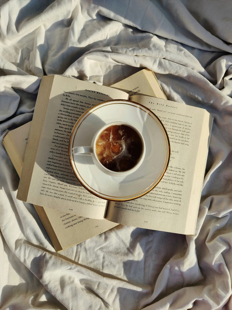 Kaffee auf einem Buch