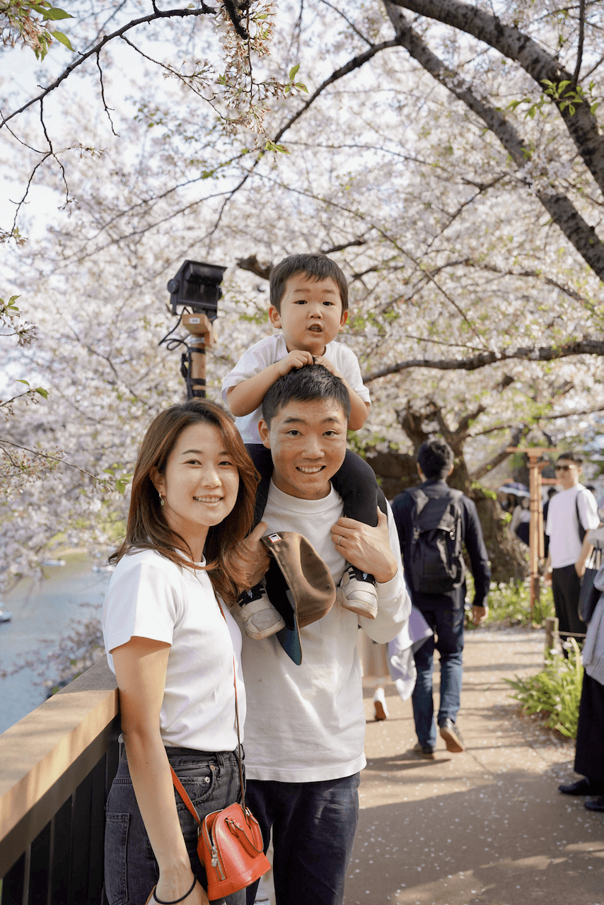 Family photoshoot amongst sakuras