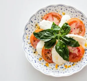 plate of tomatos