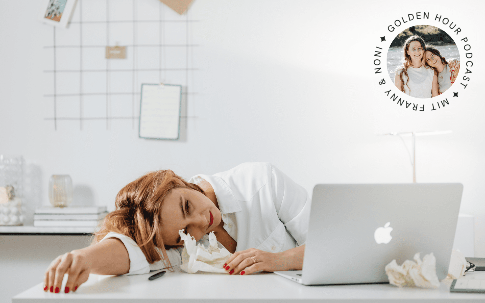 Frau am Schreibtisch liegt auf ihrem Arm, wirkt müde, Laptop steht vor ihr