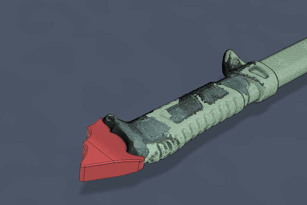 Modello CAD di un copribecca inferiore per piccozza da alpinismo, sovrapposto alla scansione 3D per garantire adattamento preciso.