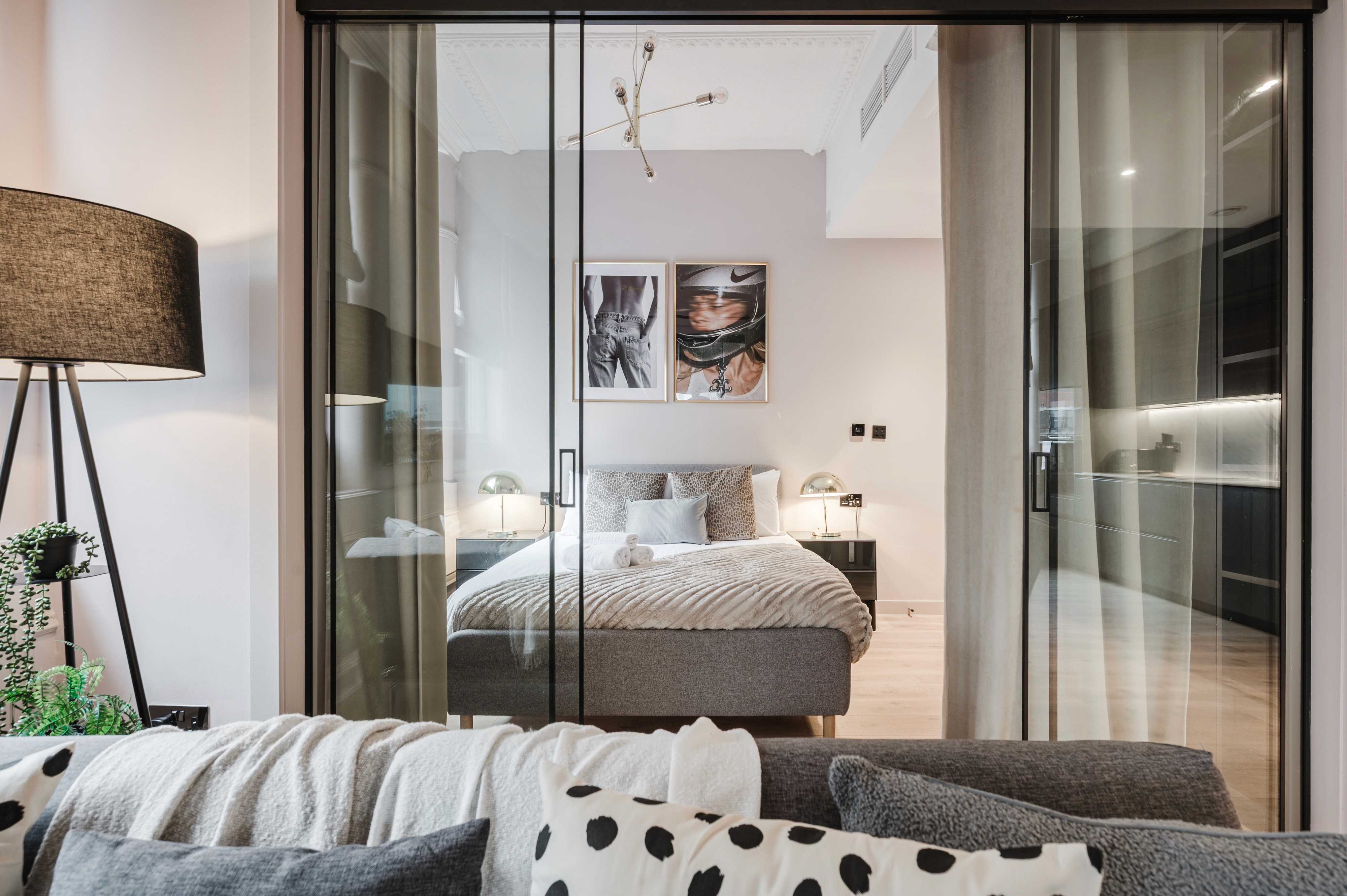 Image of chalet next to mountains