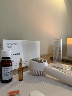 Mesoestetic behandelproducten op een werkblad