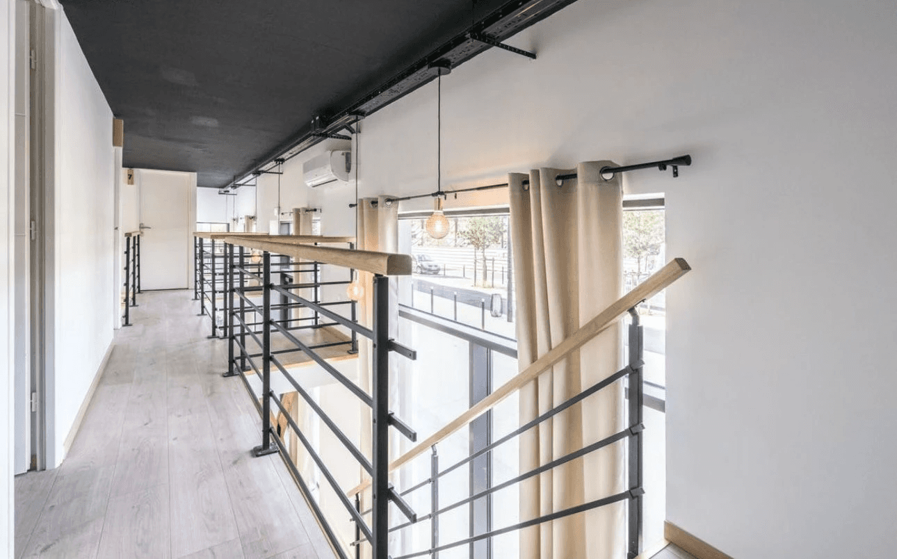 SB Institut — Cabine esthétique / bien-être · Poste de prothésie ongulaire · Fauteuil de coiffure