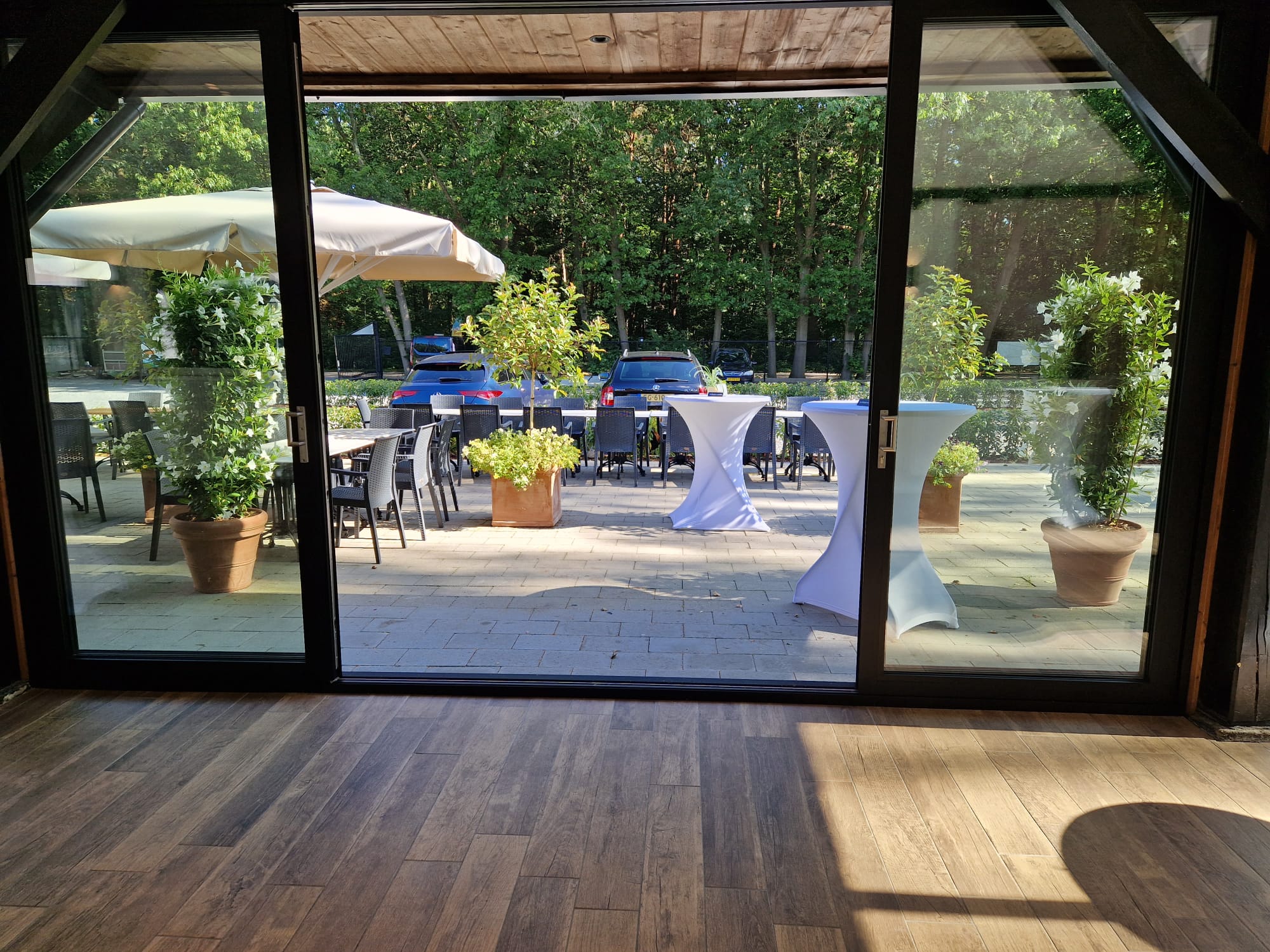 Zicht van binnen naar buitenterras