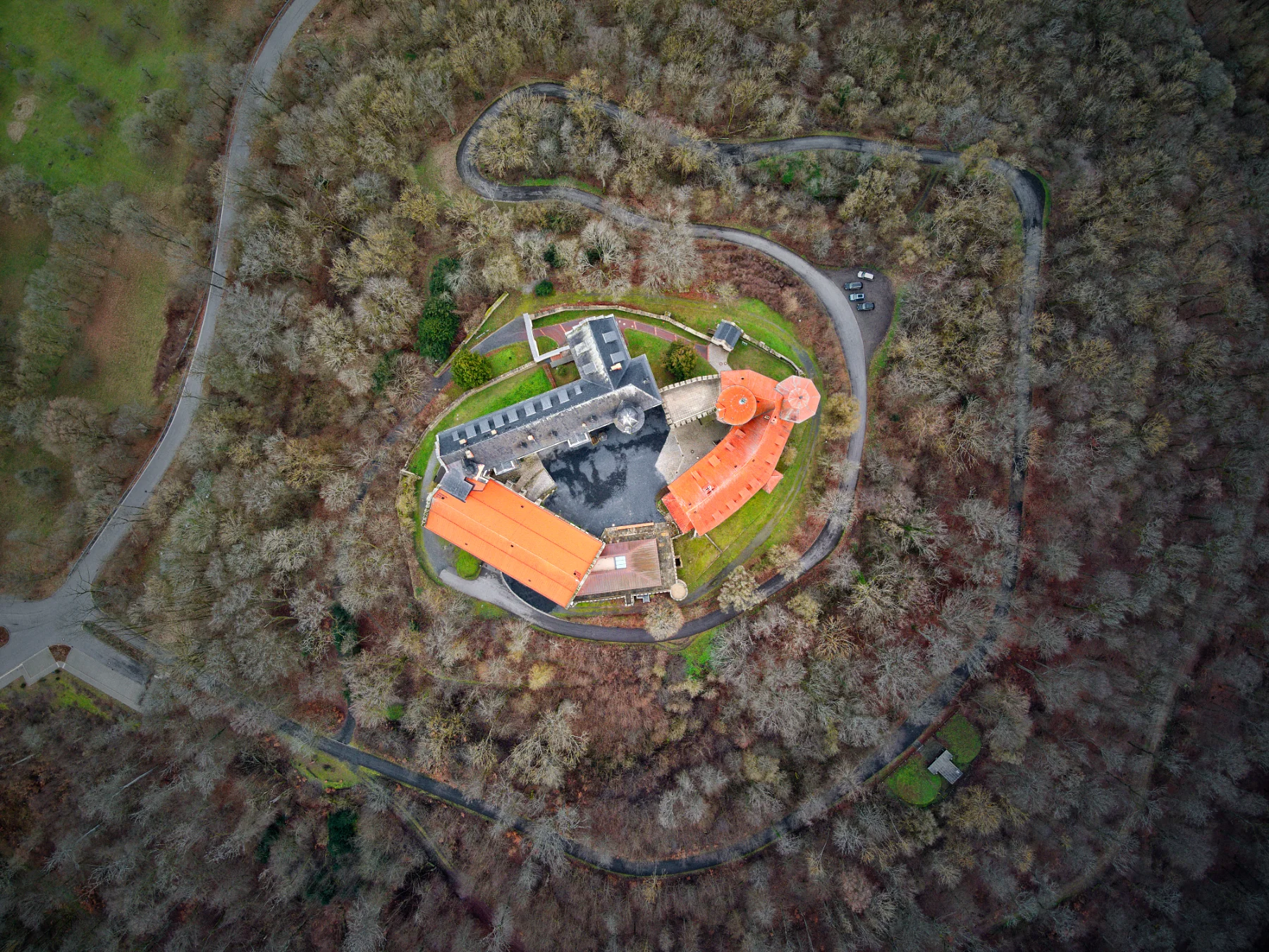 Senkrechte Drohnenaufnahme der Veste Heldburg mit sichtbarerer Grundrissstruktur und Ringanlage.