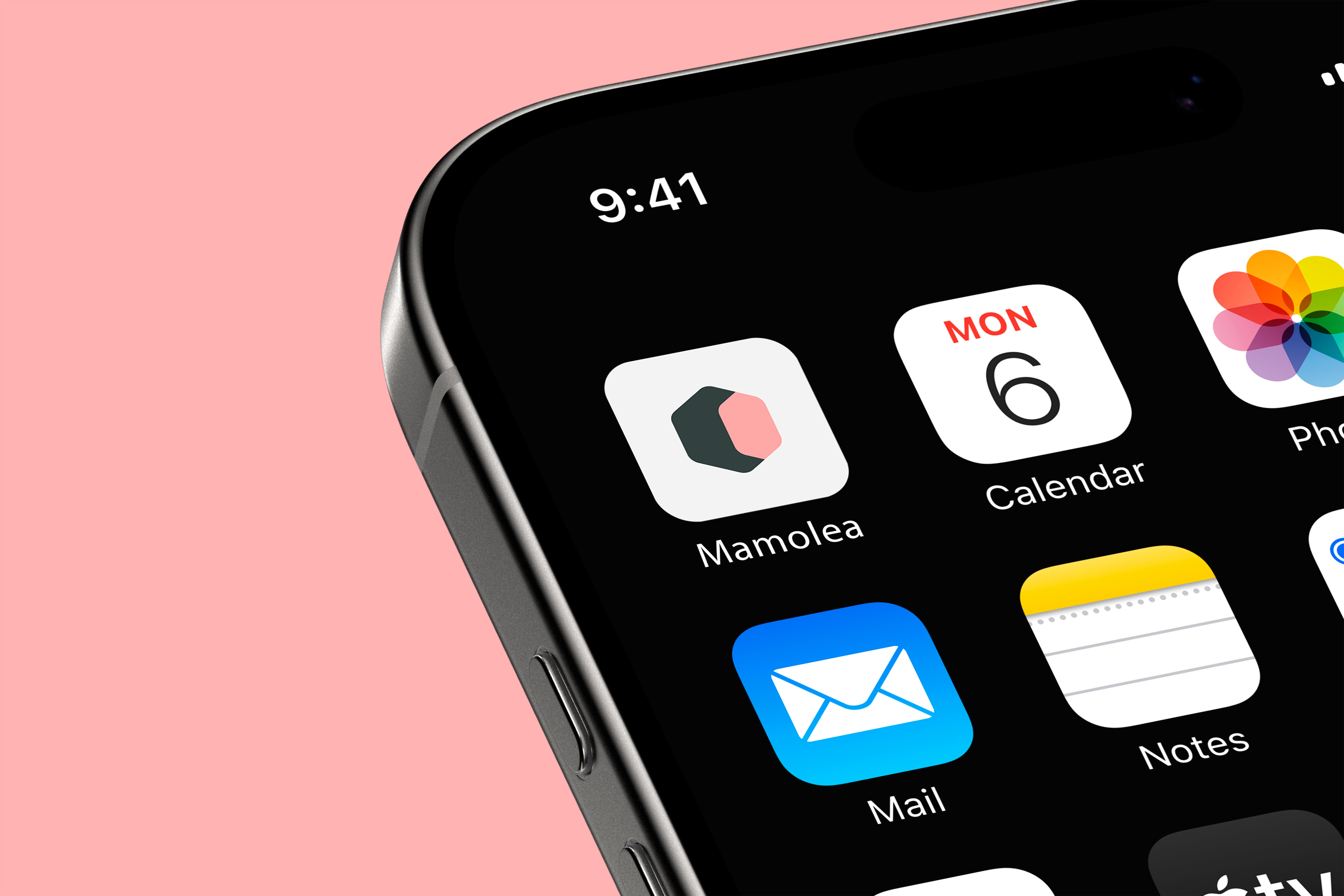 Smartphone-Screen zeigt Mamolea App zwischen anderen Anwendungen