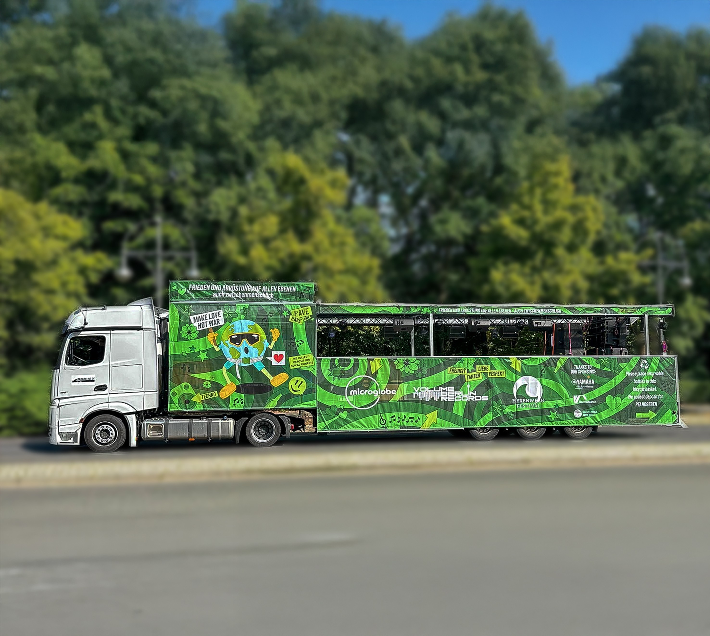Gestaltung der LKW-Plane für Rave the Planet 2024 mit grüner Illustrationswelt