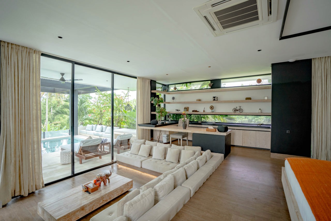 Freehold 6-bedroom villa in Pererenan