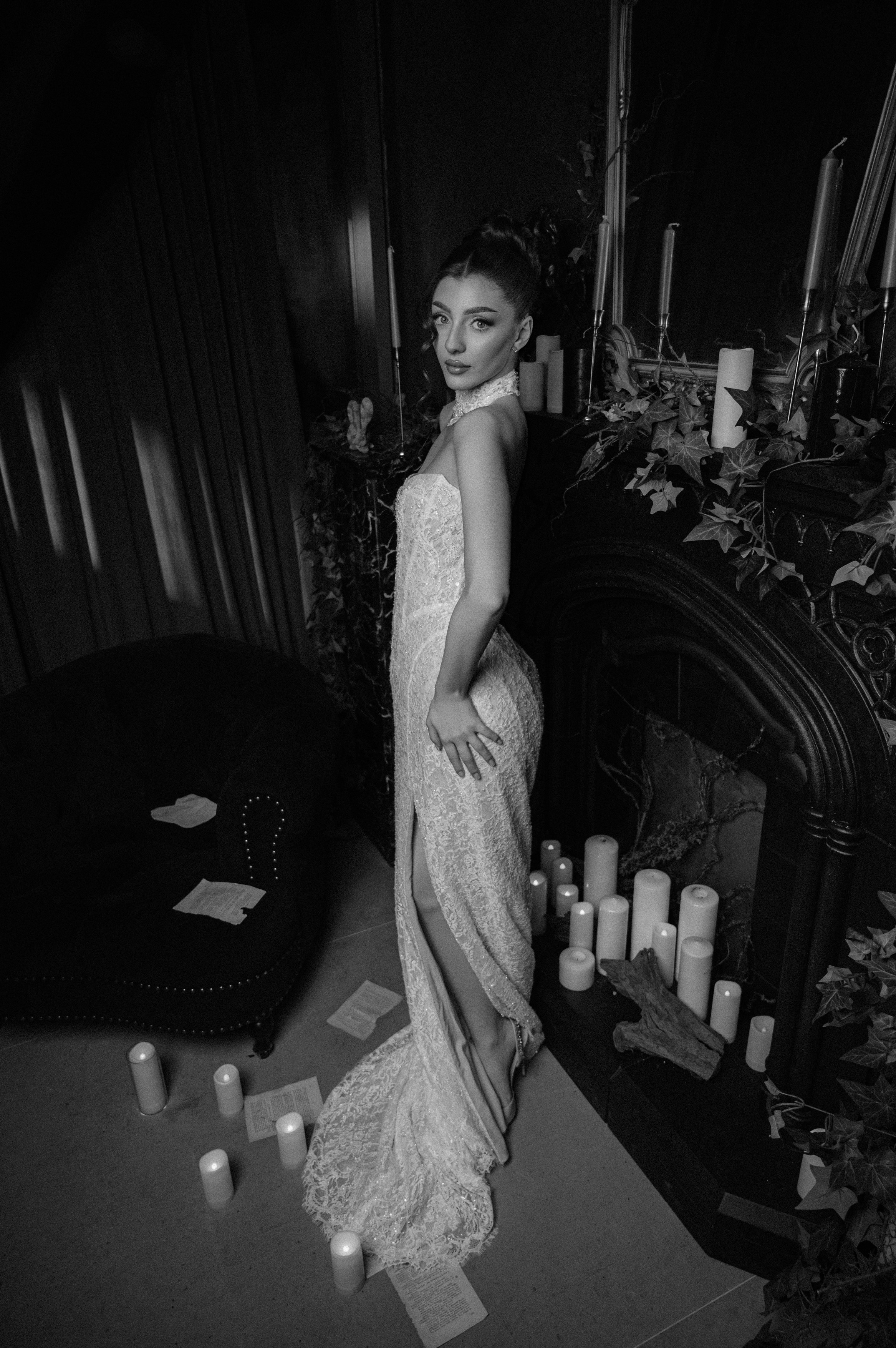 Portret alb-negru de mireasă fotografiată din profil într-un decor elegant, fotografie bridal editorială în București