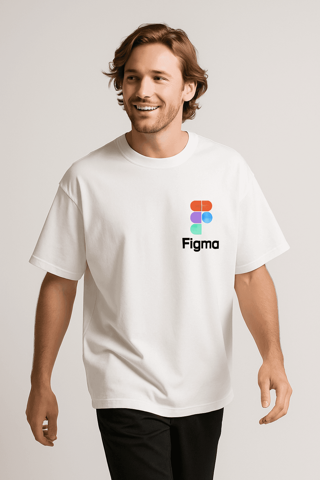 Homme portant un T-shirt blanc avec le logo Figma imprimé sur la poitrine, marchant et souriant sur un fond neutre.