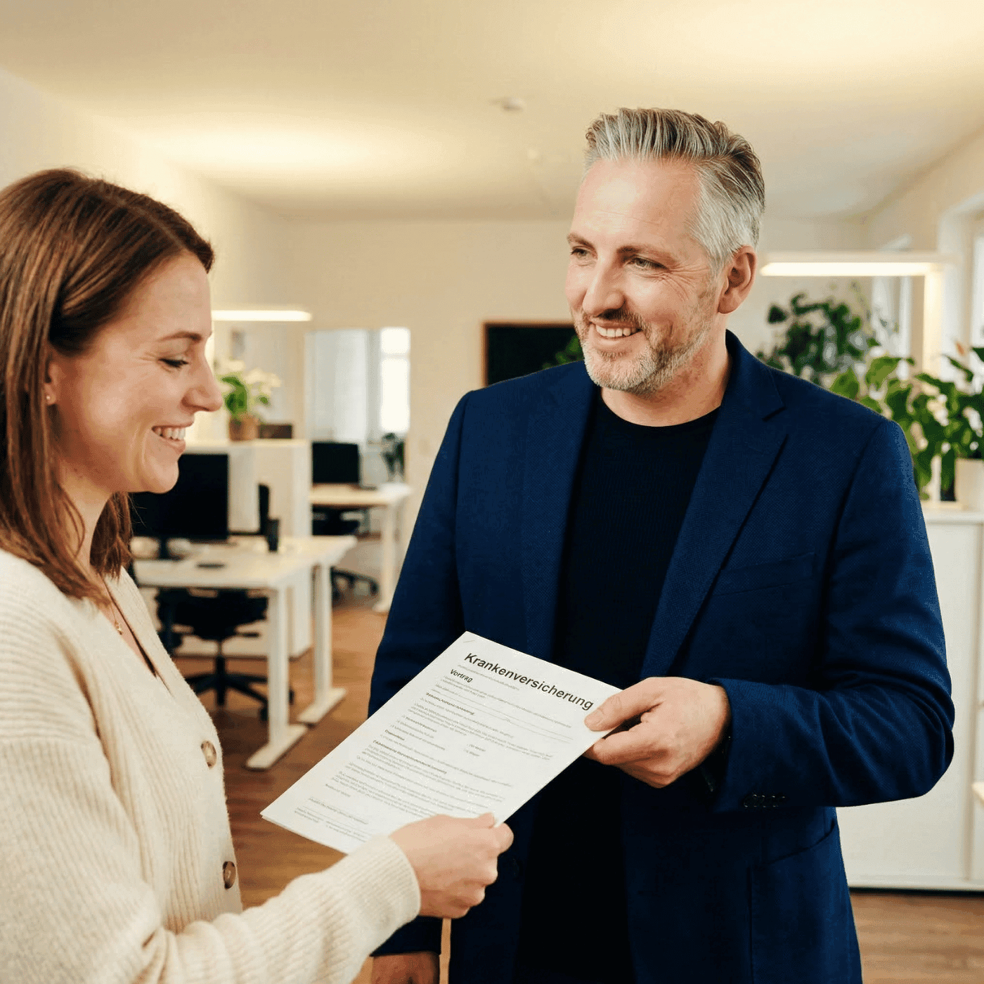 Versicherungsberater übergibt bKV-Unterlagen an Geschäftsführer — betriebliche Krankenversicherung für KMU