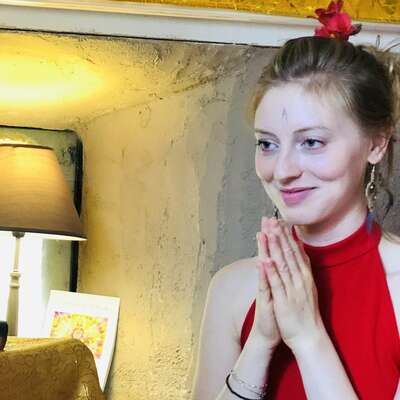 Femme en train de prier.