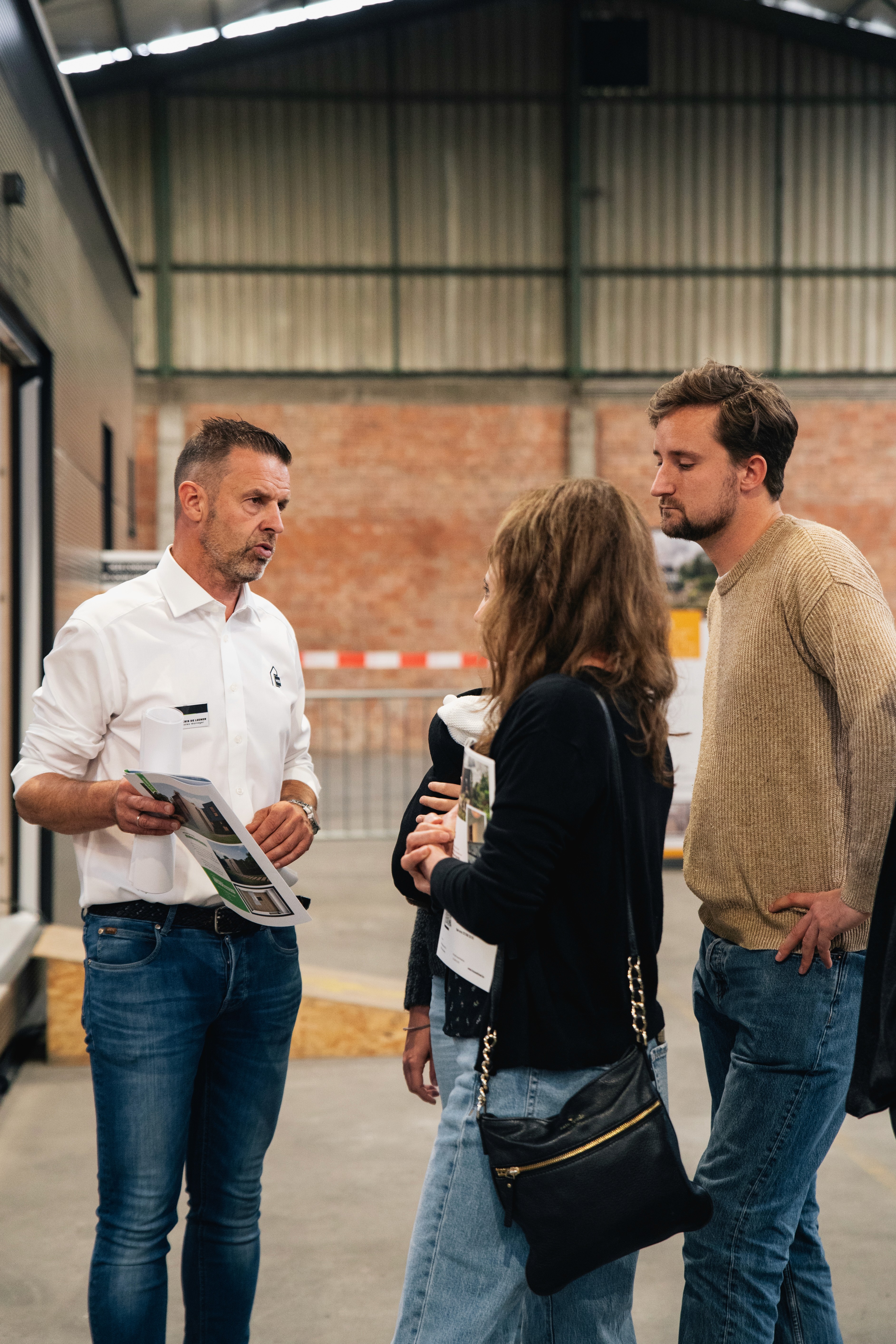 verkoper in gesprke met klanten hubley