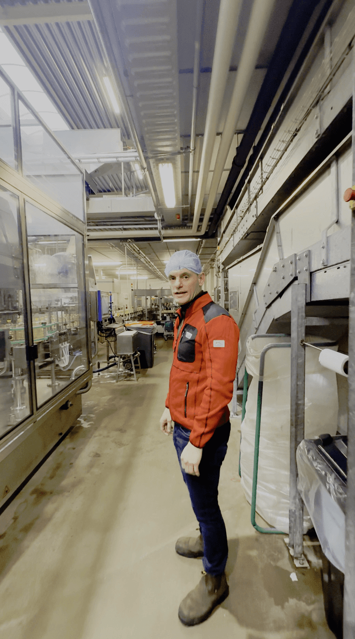 Verzorgende leerling Lisa bij een oude vrouw