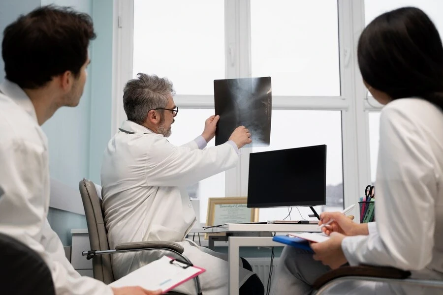 Doctor discuss about X-ray report