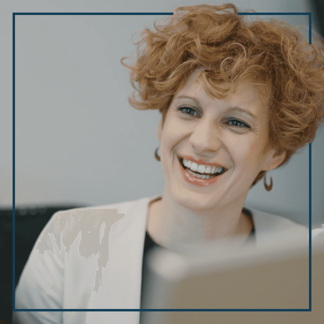 Frau mir kurzen, roten Lockenkopf