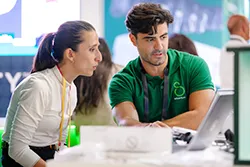 Échanges en environnement professionnel capturés en reportage photo