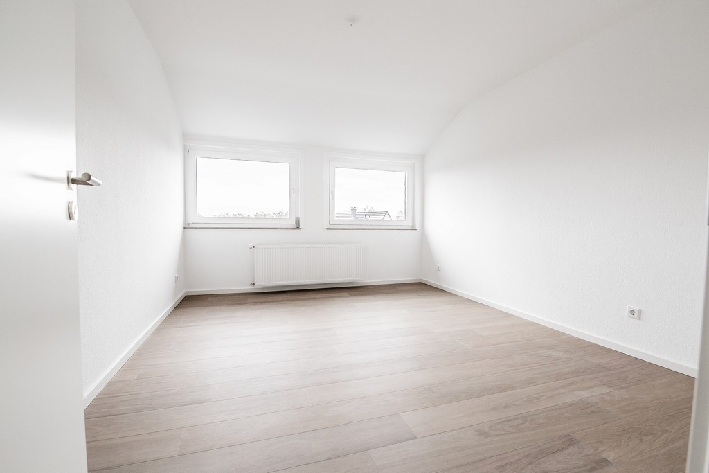 Renoviertes Zimmer mit zwei Fenstern im Wohnprojekt Goethestraße, lichtdurchflutet