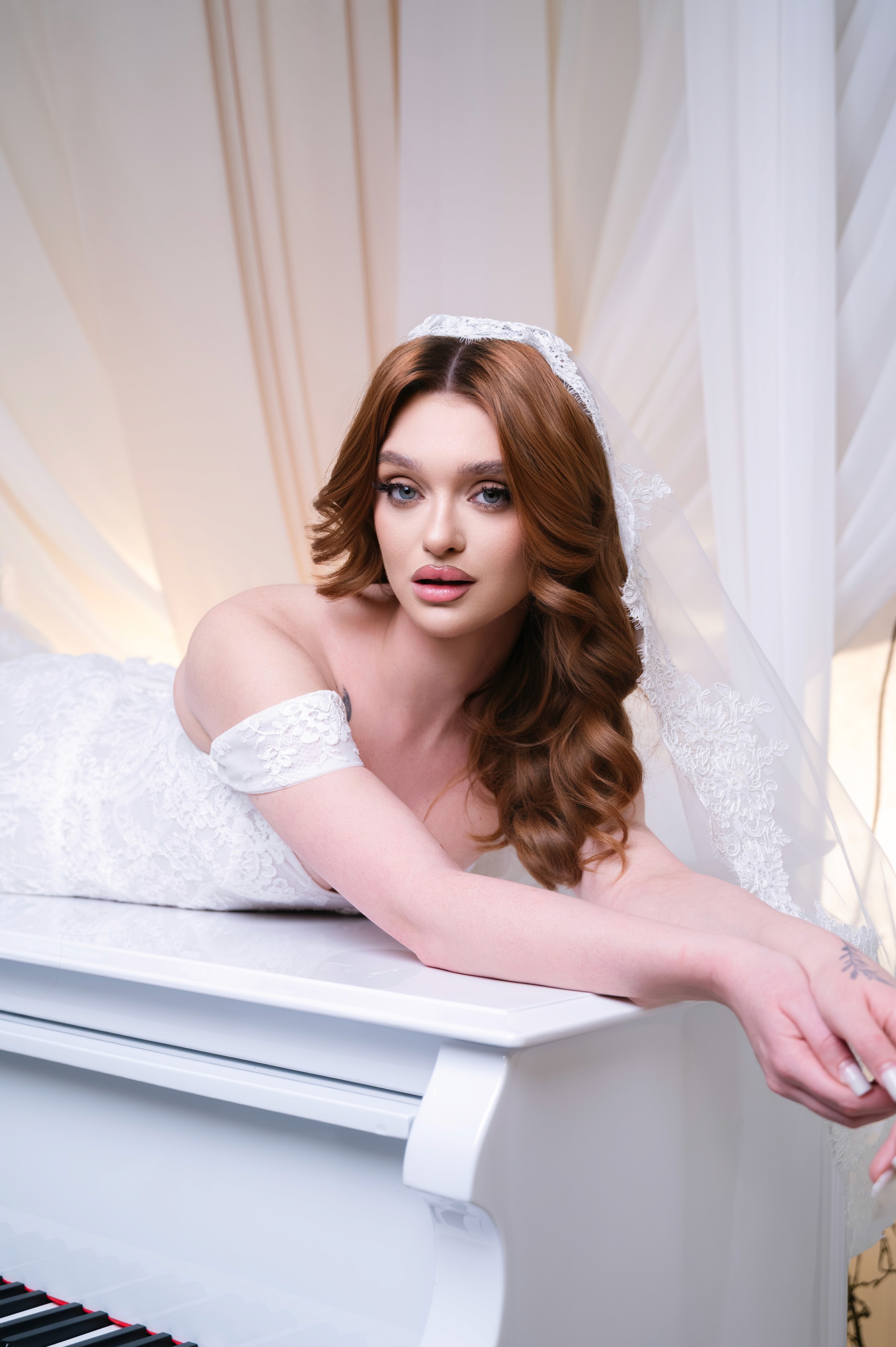 Prim-plan cu mireasă și expresie delicată într-un decor luminos, ședință foto de nuntă în București