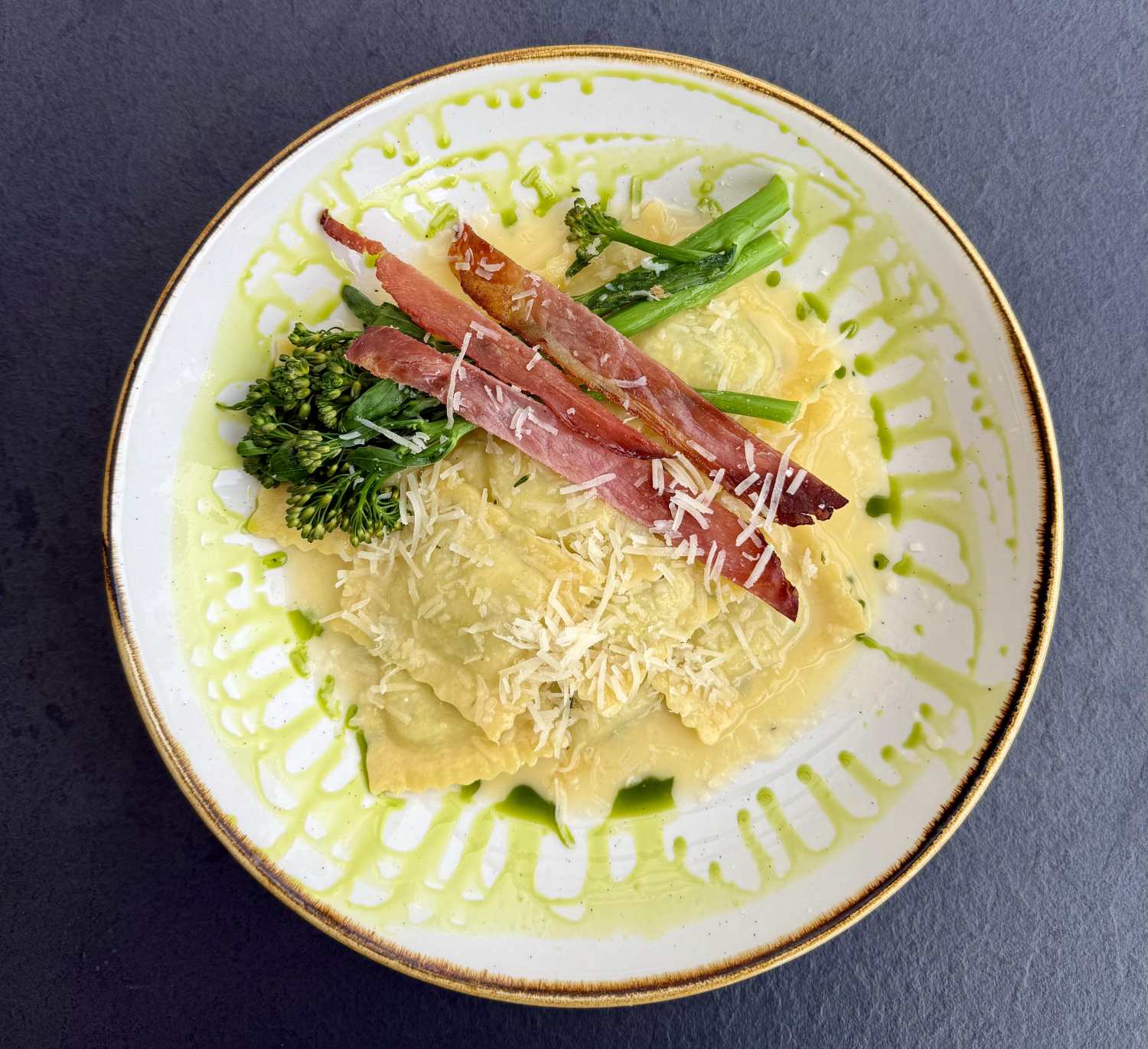 Catering lunch biznesowy pod Poznaniem – danie serwowane podczas spotkania firmowego