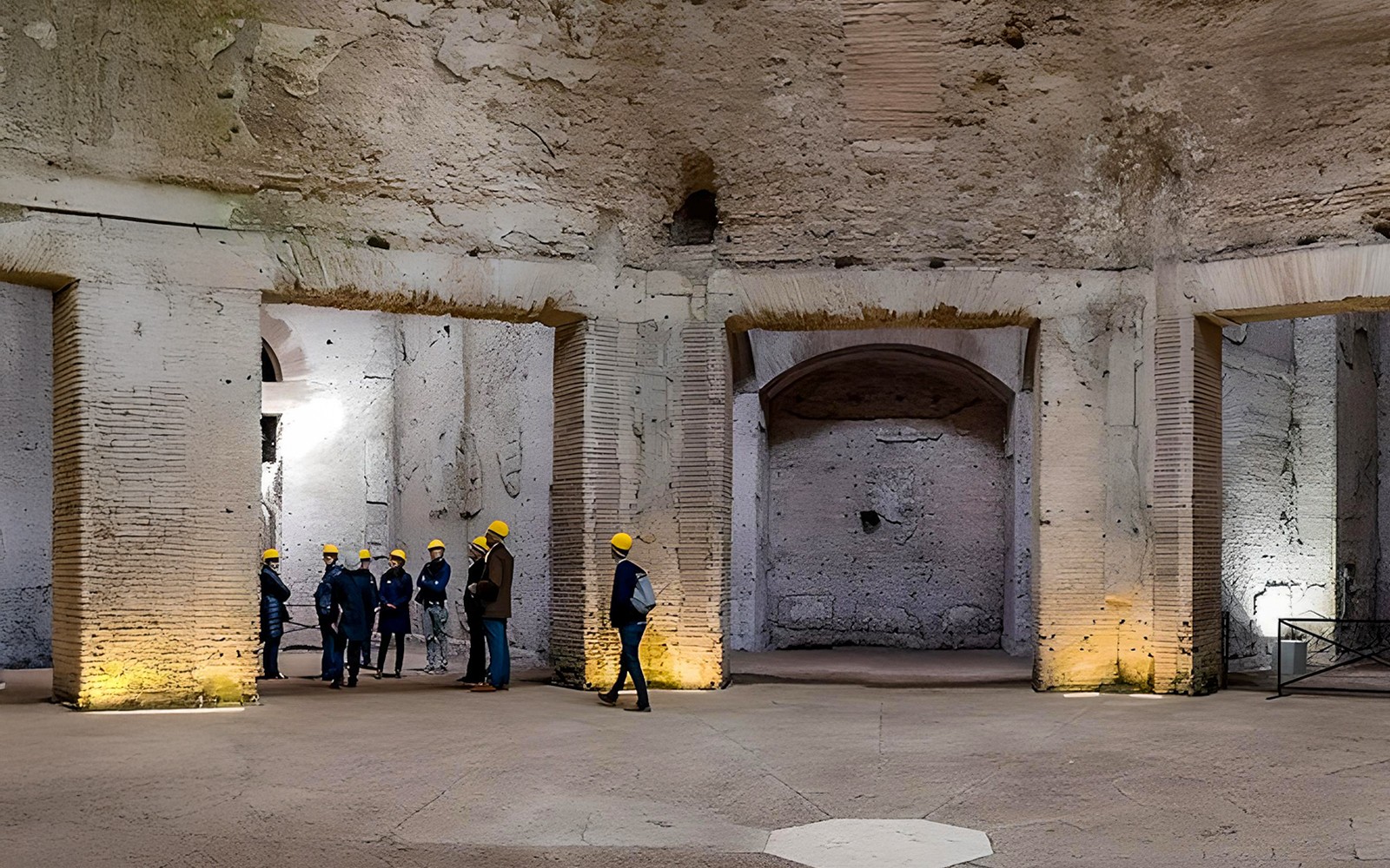 Besøkende på en guidet tur inne i Domus Aurea, Roma, iført hjelmer.