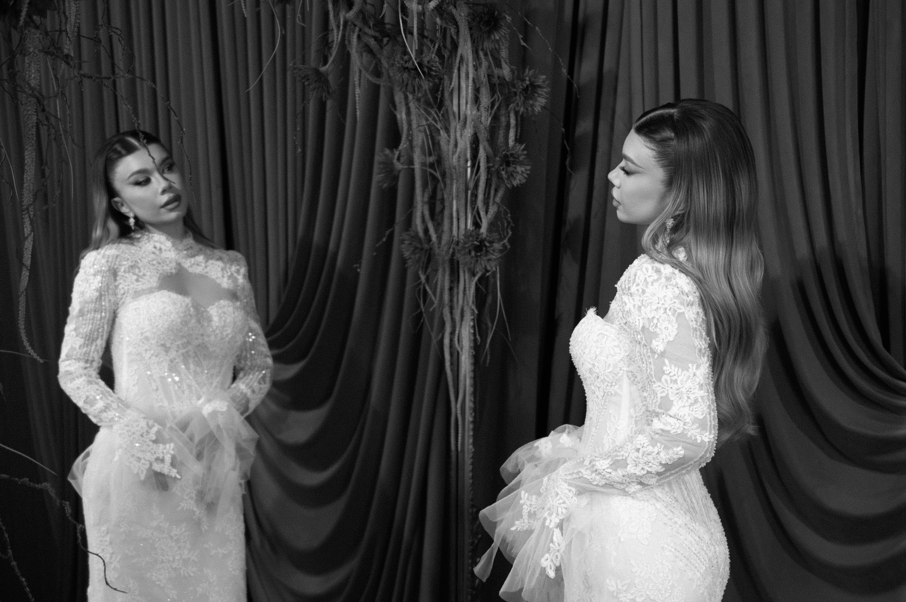 fotografie alb negru de nunta cu miresa uitandu-se in oglinda