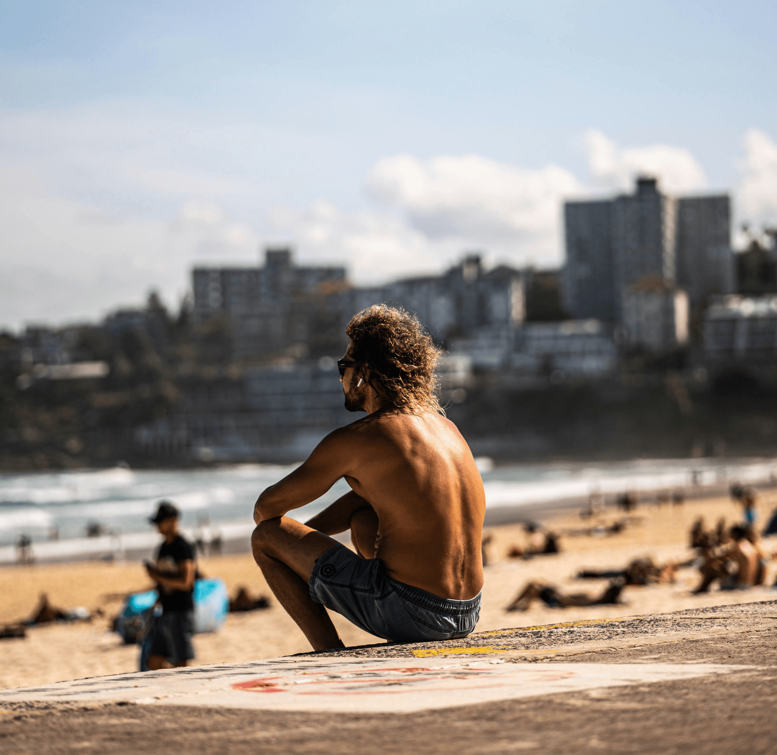 voyageur recevant une réponse automatique grâce à l’IA de gestion locative