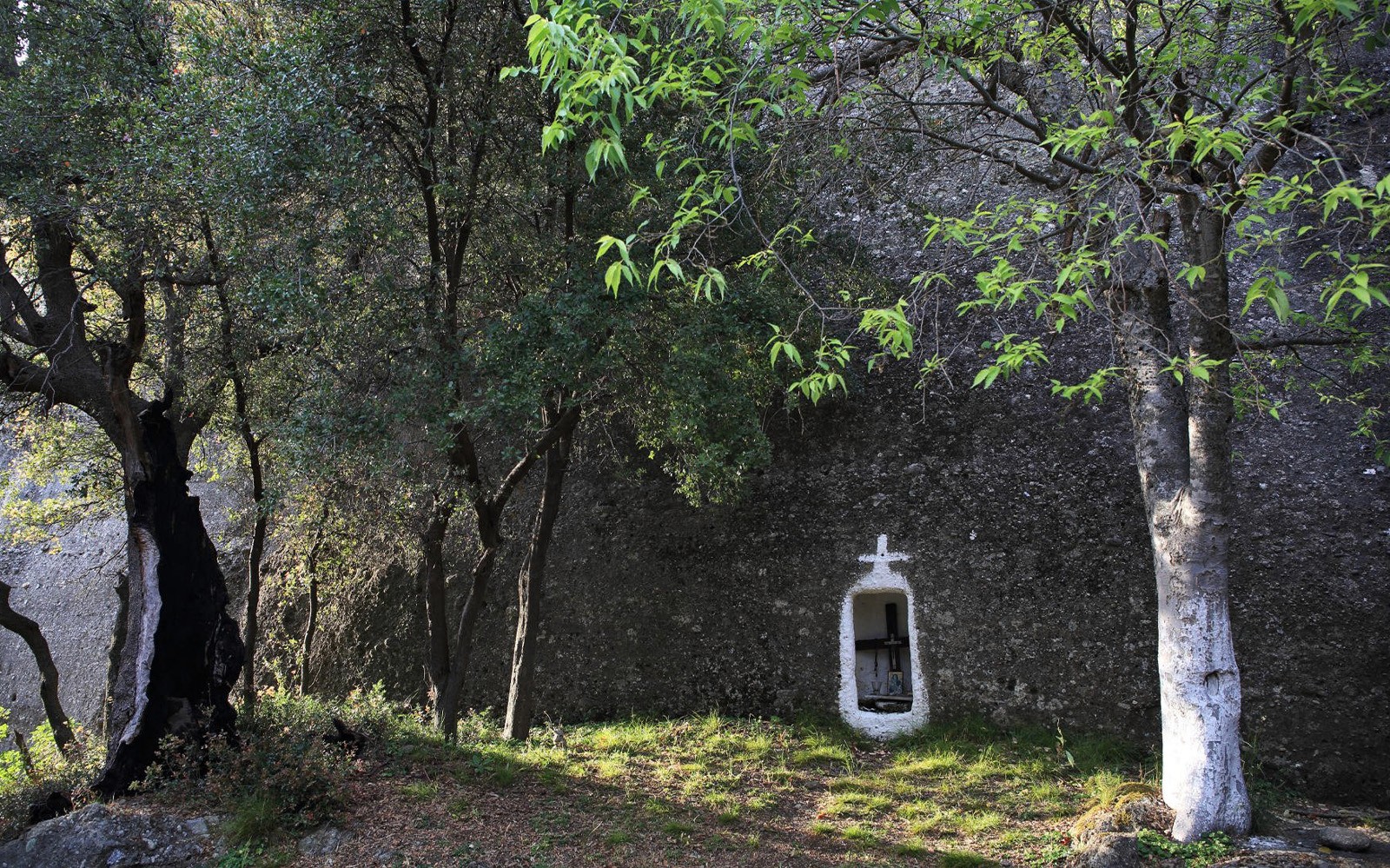 Verborgen schrijn in het bos langs de wandelroute van Meteora, Griekenland.