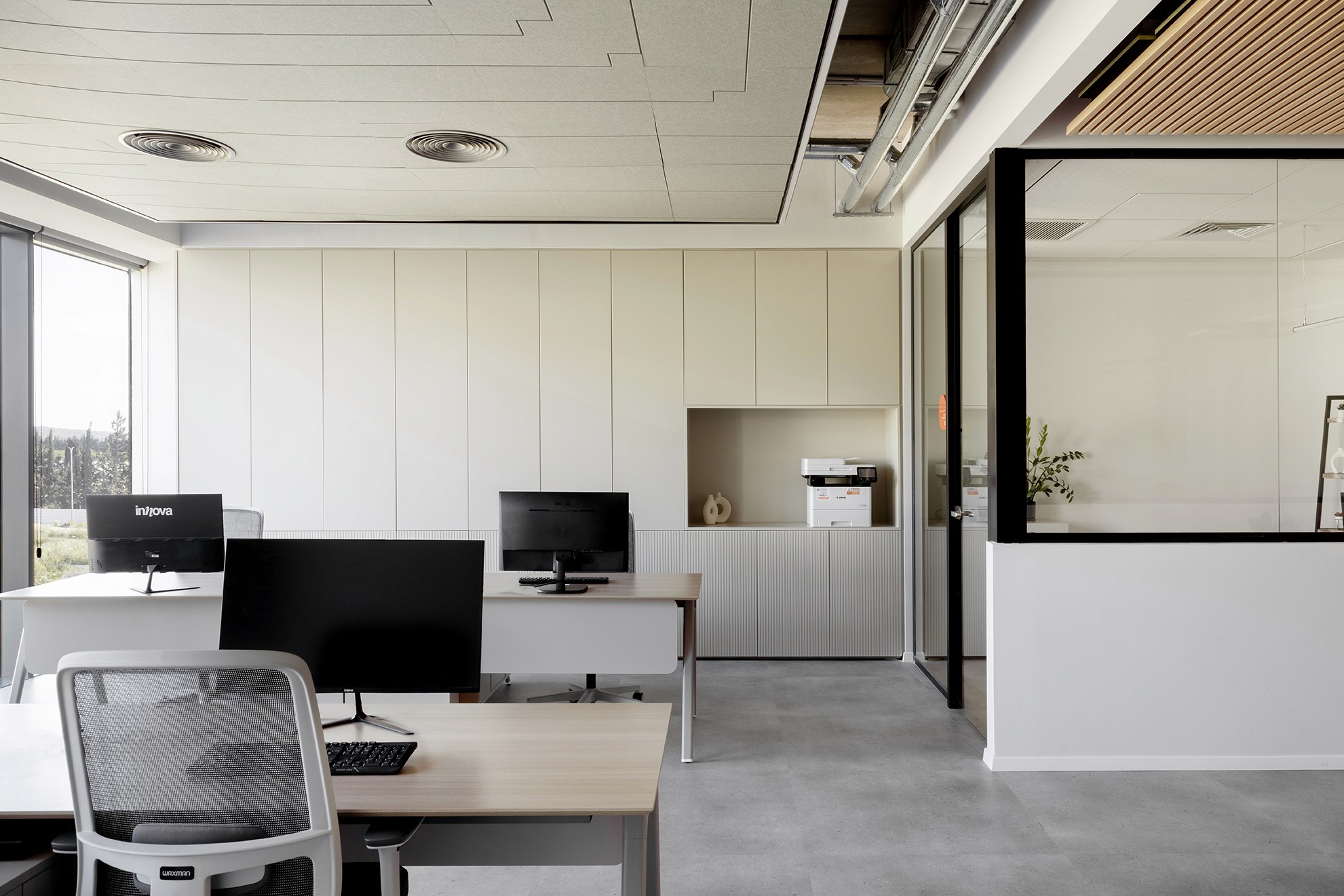 תכנון Open Space פונקציונלי: פתרונות אחסון בנגרות אינטגרלית (Wall-to-Wall) ותכנון תאורה אופטימלי לסביבת עבודה ממוחשבת