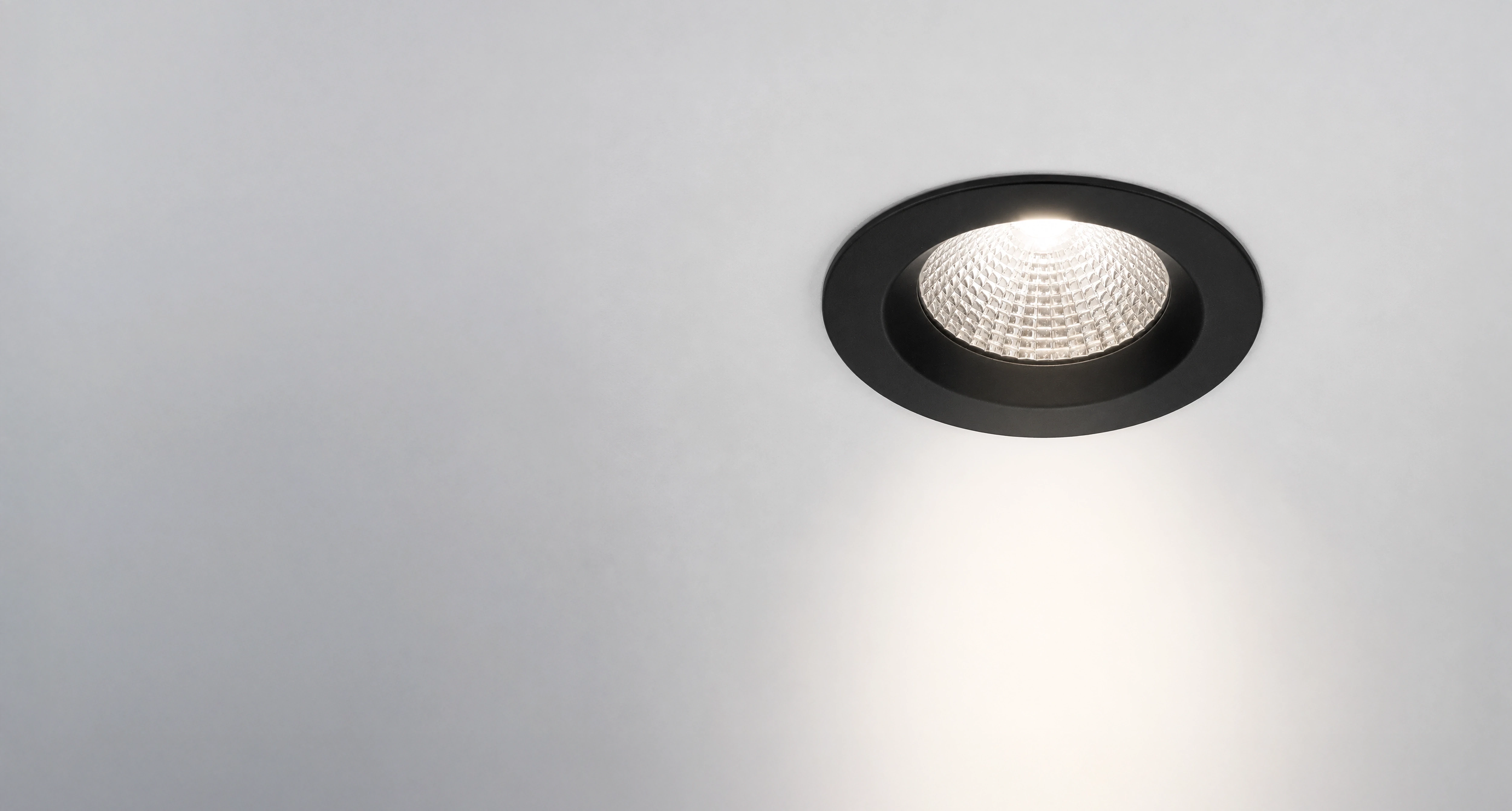Profesjonalna oprawa sufitowa LED Enix Pro typu downlight z diodą COB Citizen i czarną obudową