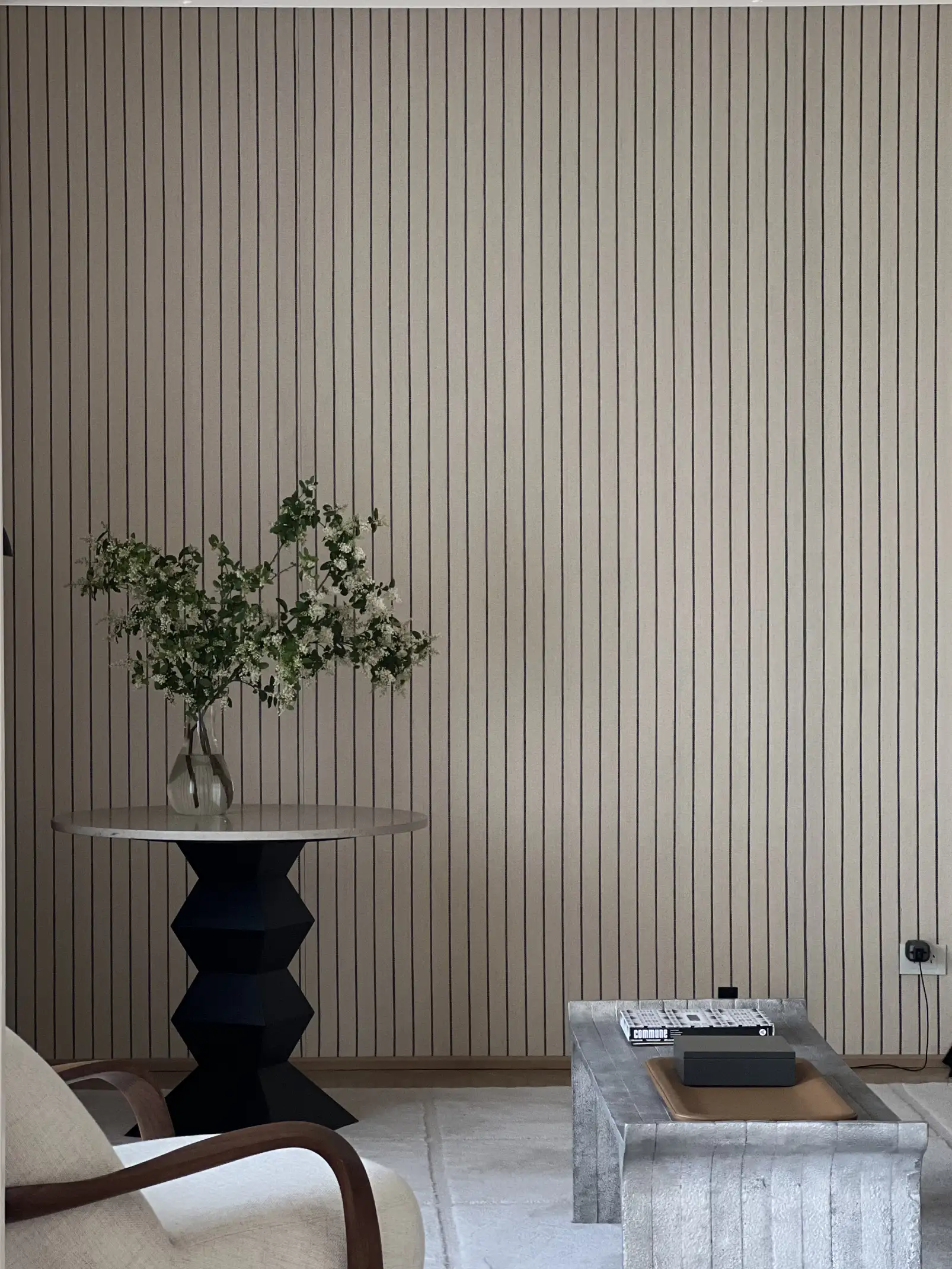 Arreglo verde minimalista sobre mesa escultural para estudios de diseño que valoran proporción, ritmo y sobriedad contemporánea.