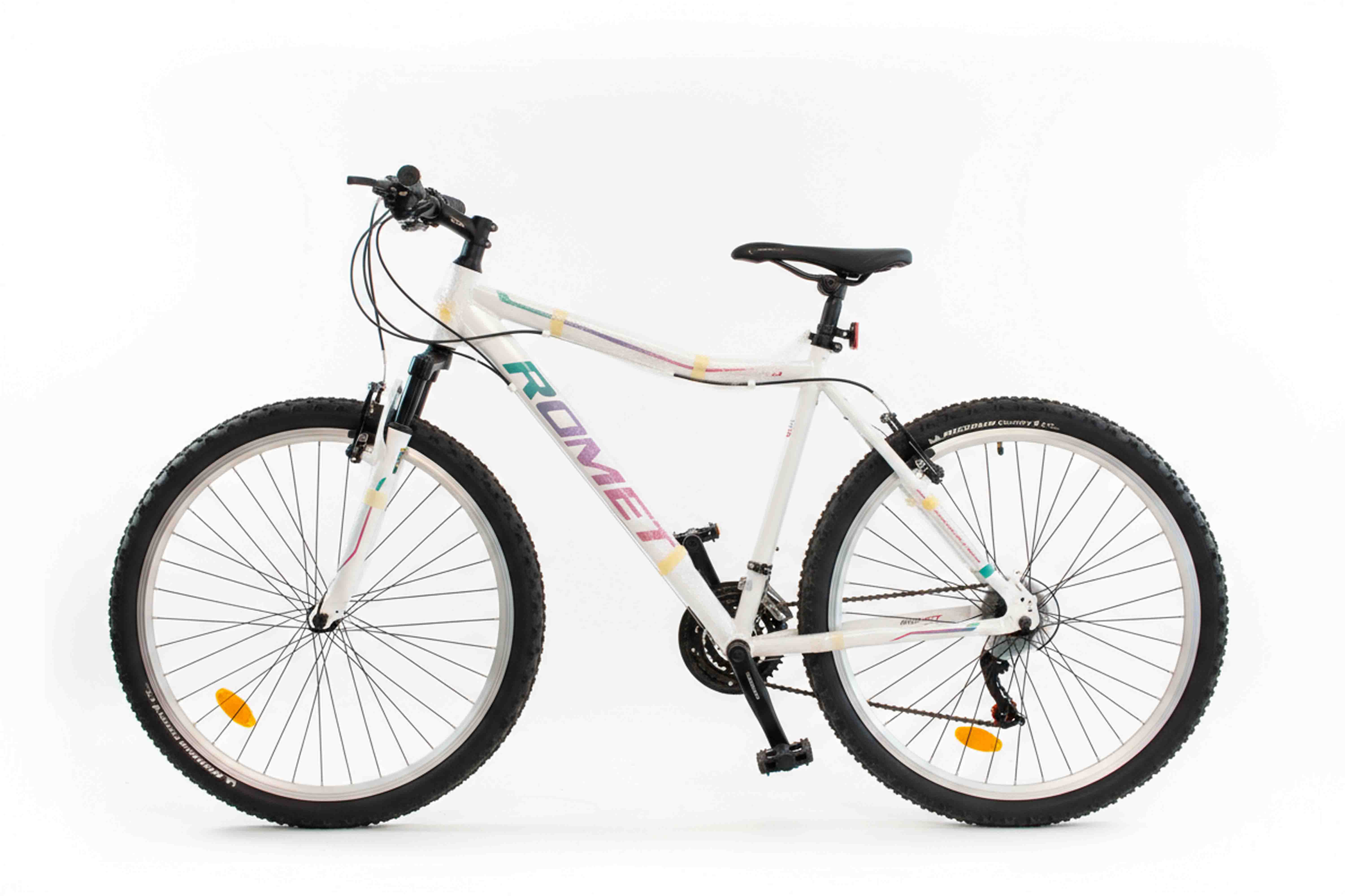 Vit Romet mountainbike med dämpad framgaffel och grova däck – pålitlig terrängcykel för både nybörjare och erfarna cyklister, till salu i Uppsala