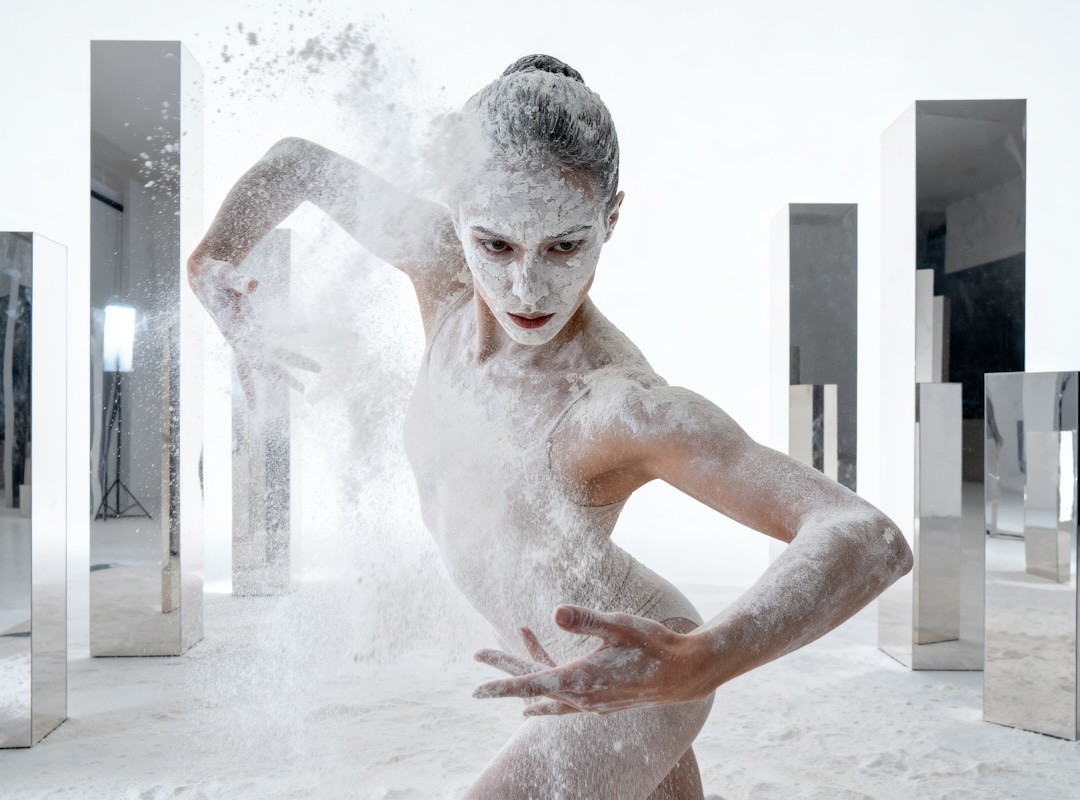 Movement caught between control and collapse