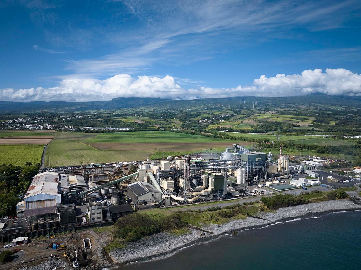 Photographie aérienne et paysagère d'un site industriel littoral à La Réunion pour communication de prestige