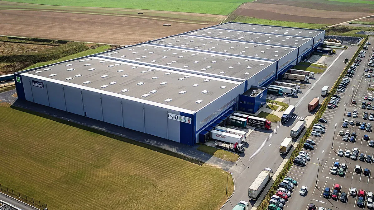 Toiture de plateforme logistique et circulation de camions vus par drone — Anteale | Yann Manac’h, photographe pro Lille Nord