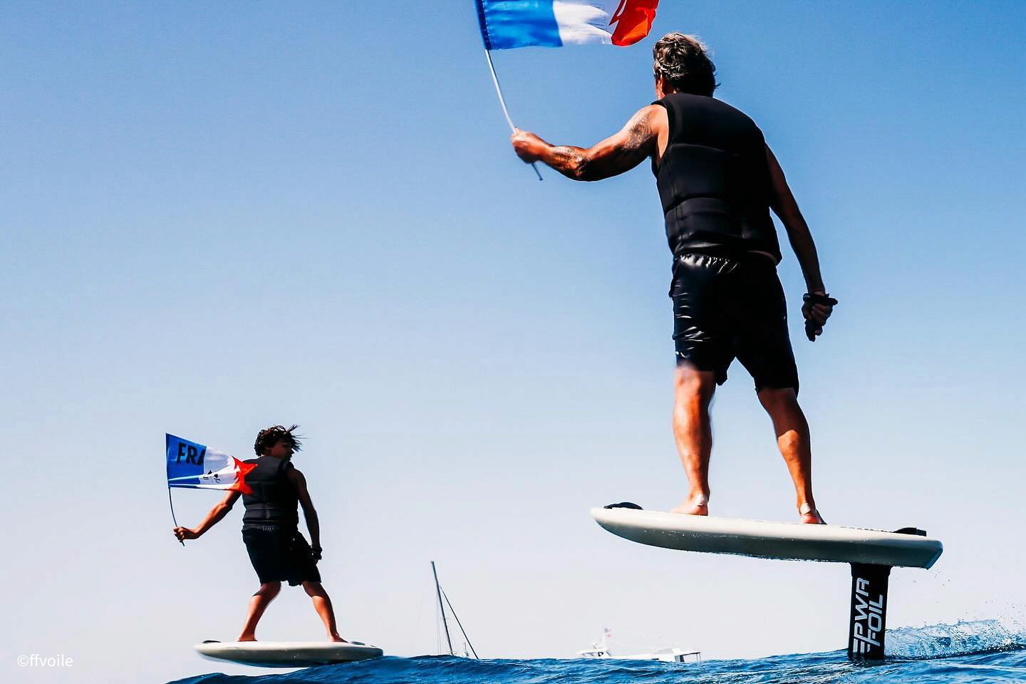 Système technologique du eFoil PWR-Foil avec moteur brushless, mât hydrodynamique et électronique embarquée haute performance, conçu pour une glisse fluide et contrôlée sur l’eau