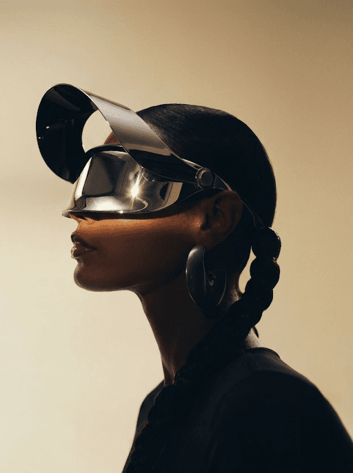 Model wearing the SOUL-A Visor Type-E sun protection visor