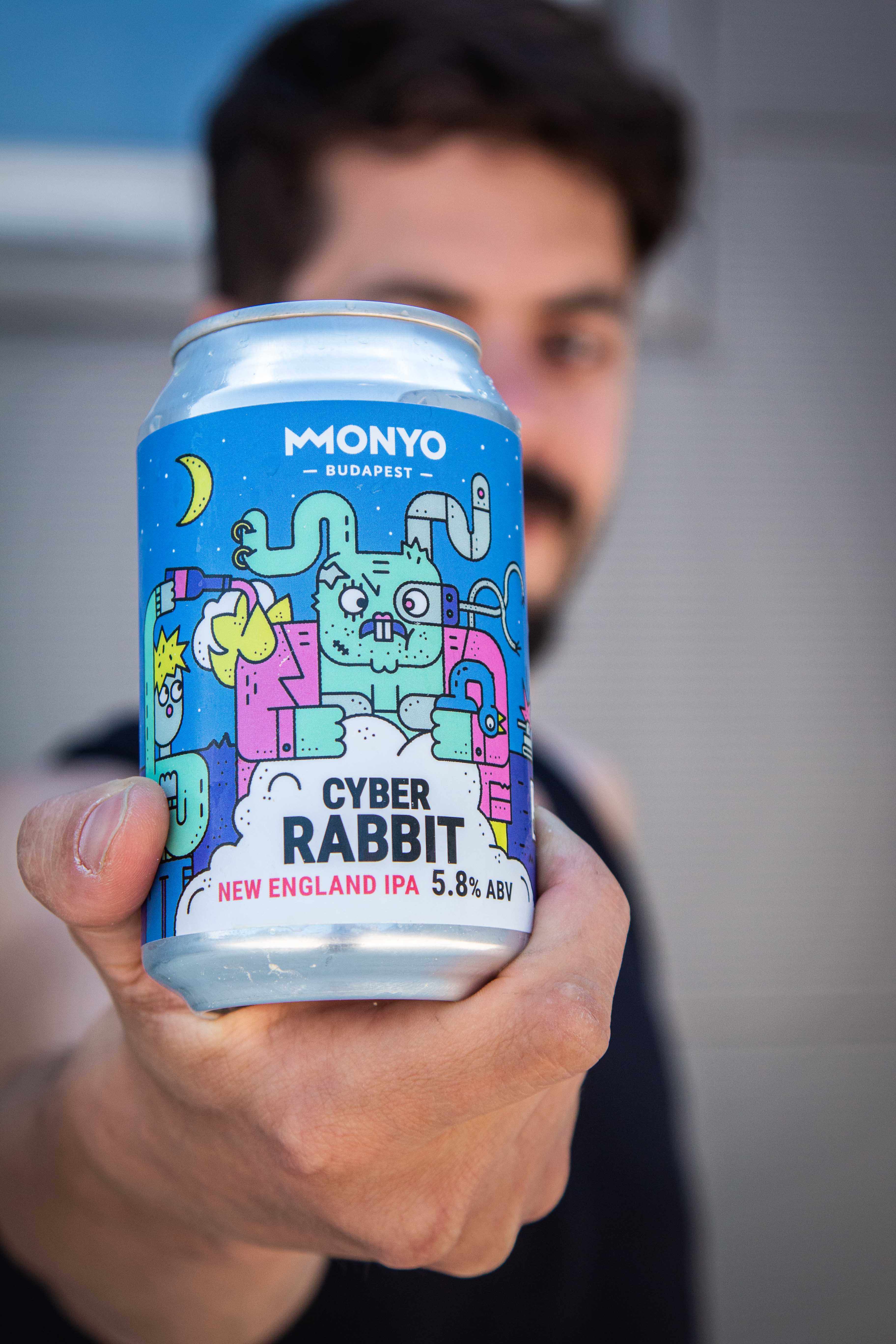 two drothers with a glass of MONYO craft beer