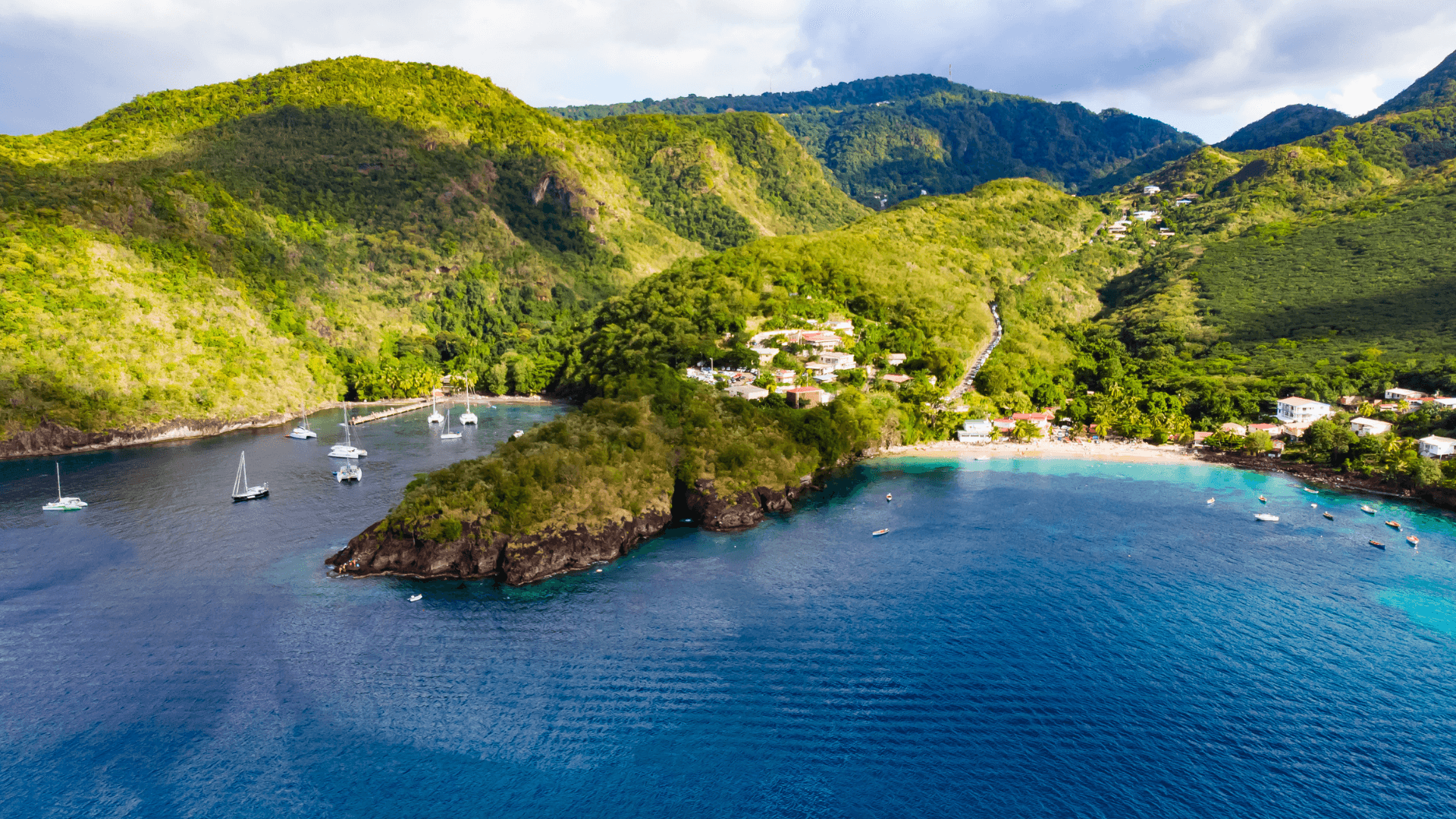 Baie verdoyante de Martinique entourée de collines luxuriantes, parfaite pour une retraite bien-être au cœur de la nature