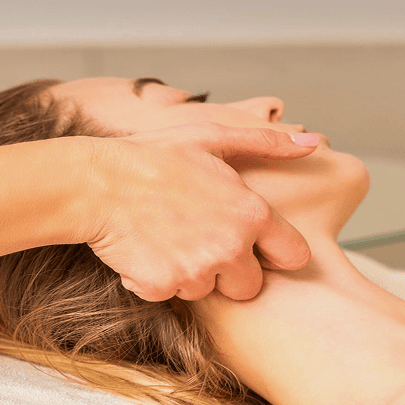 Une femme se fait masser le cou