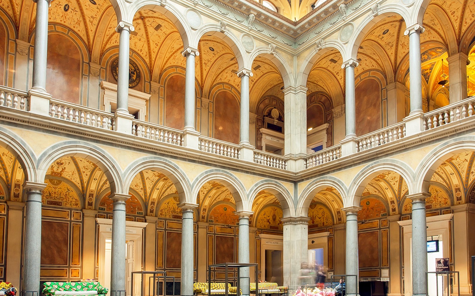 Interior Museum Seni Terapan MAK di Wina dengan lengkungan dan kolom yang berornamen.