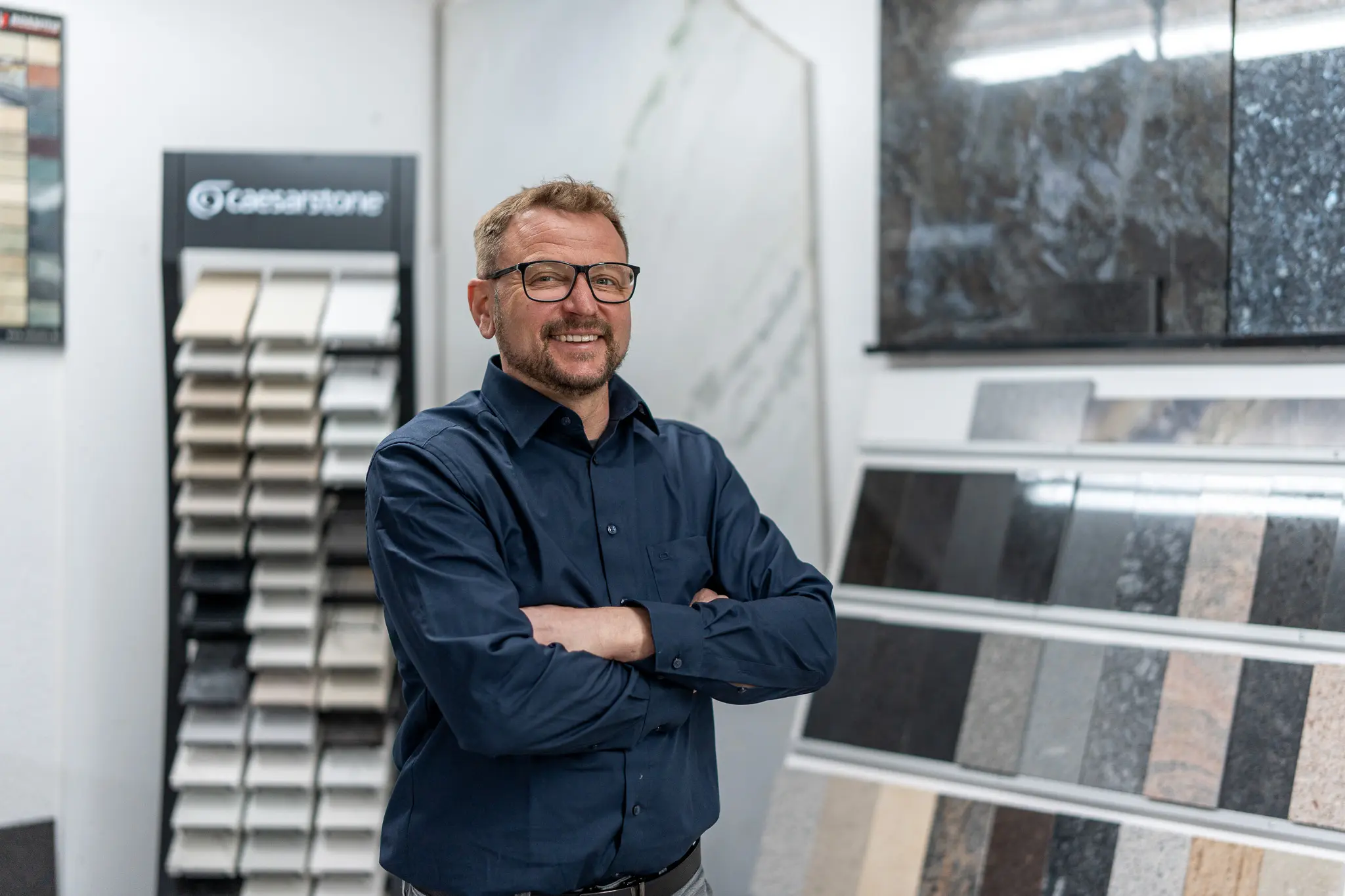 Armin Pratz in seiner Ausstellung für hochwertige Fliesen und Natursteine in Dörzbach.