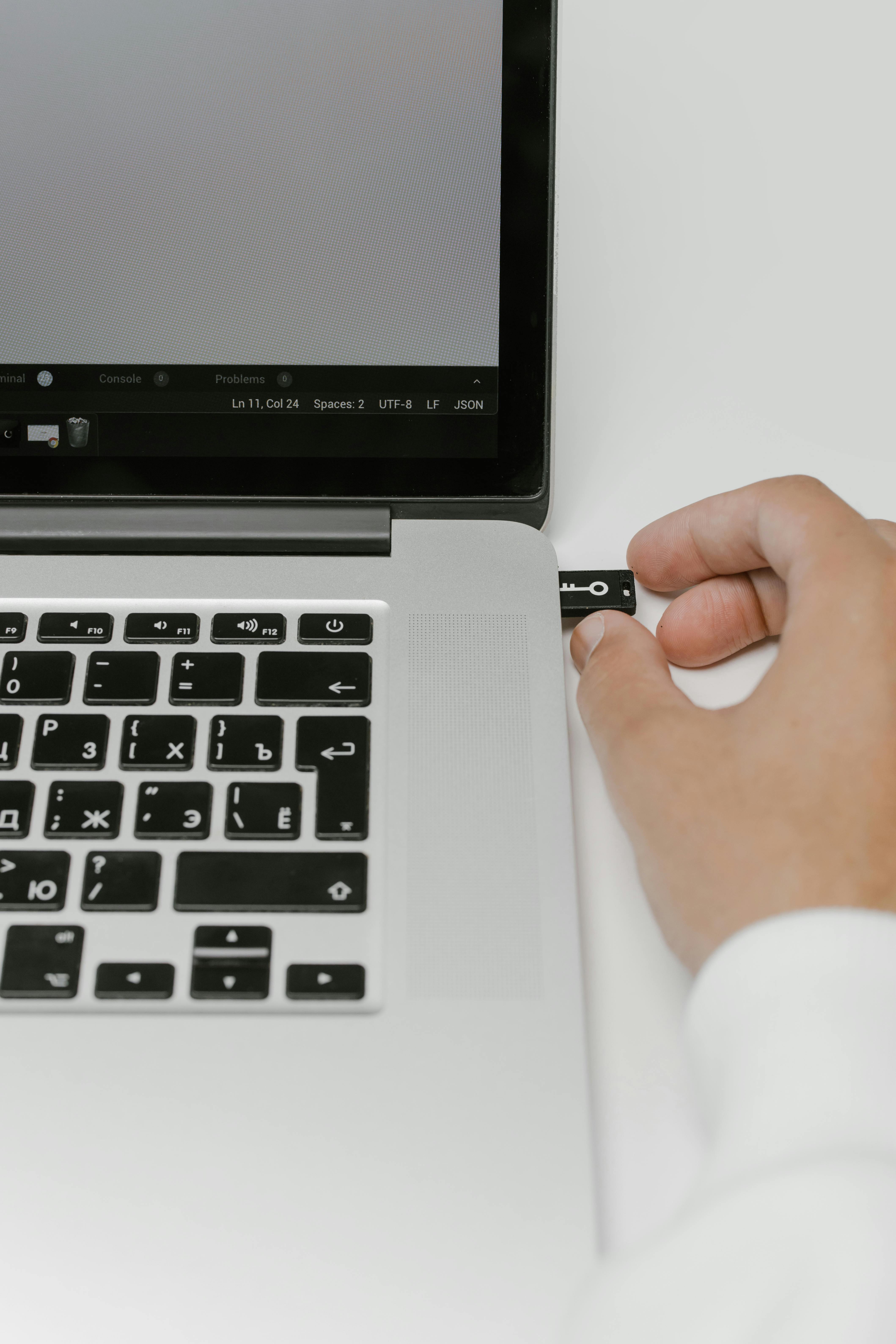 USB stick icon representing the metaphor for auto-saving files