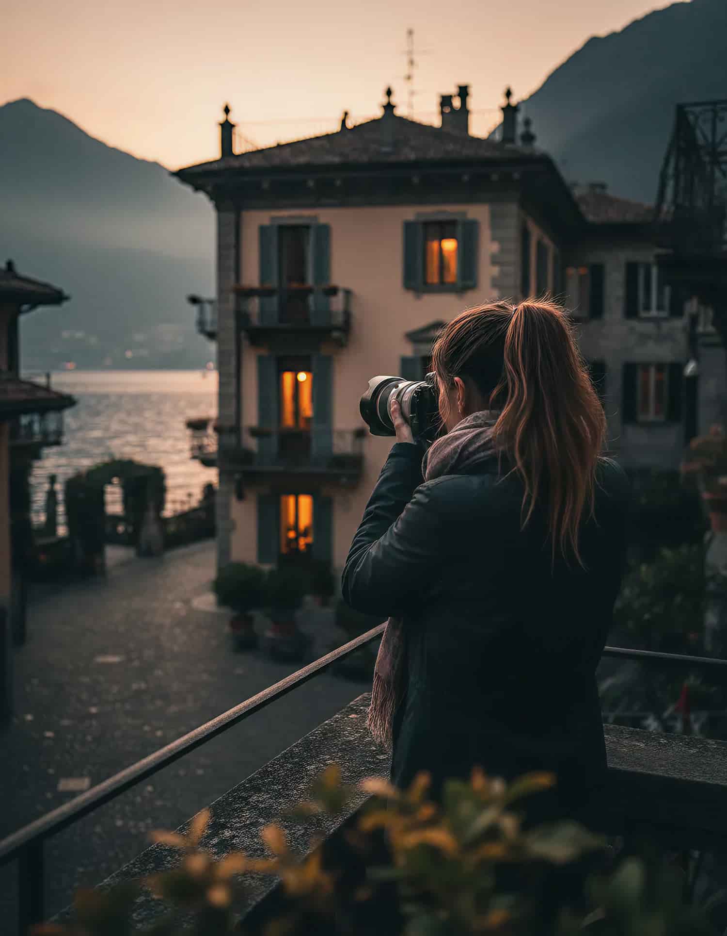 Fotografa professionista scatta immagini in una villa a Como
