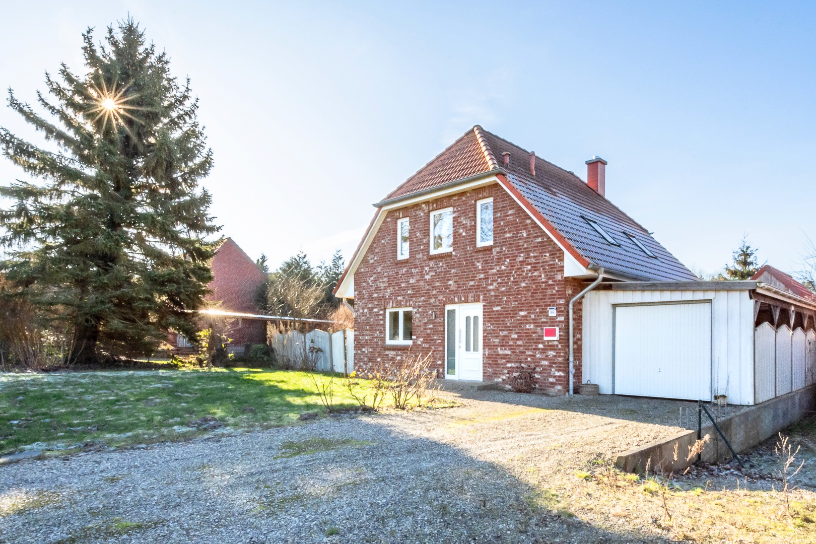 Einfamilienhaus mit Vorgarten in Kiel mit roter Ziegelsteinwand