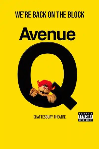 Avenue Q 的标志中，一个木偶角色从字母 Q 中探出头来，宣传西区演出。
